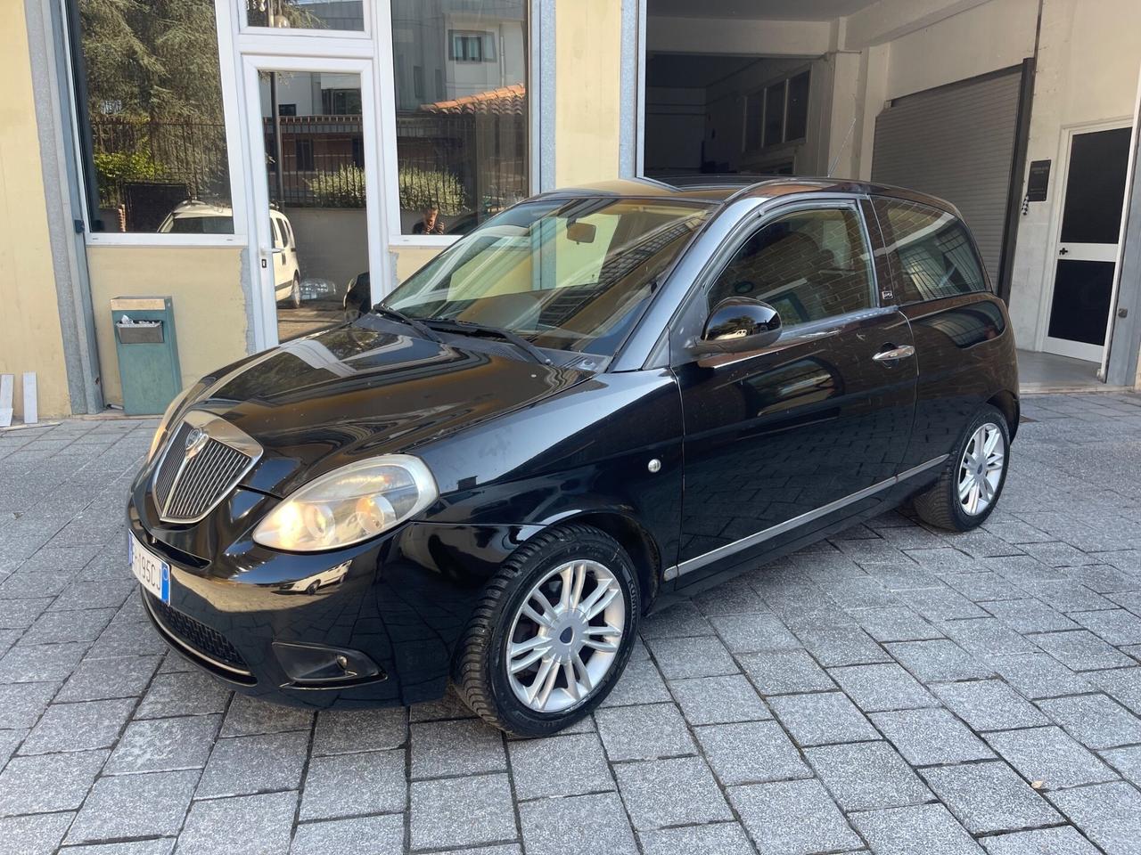 Lancia Ypsilon 1.2 69 CV Unyca