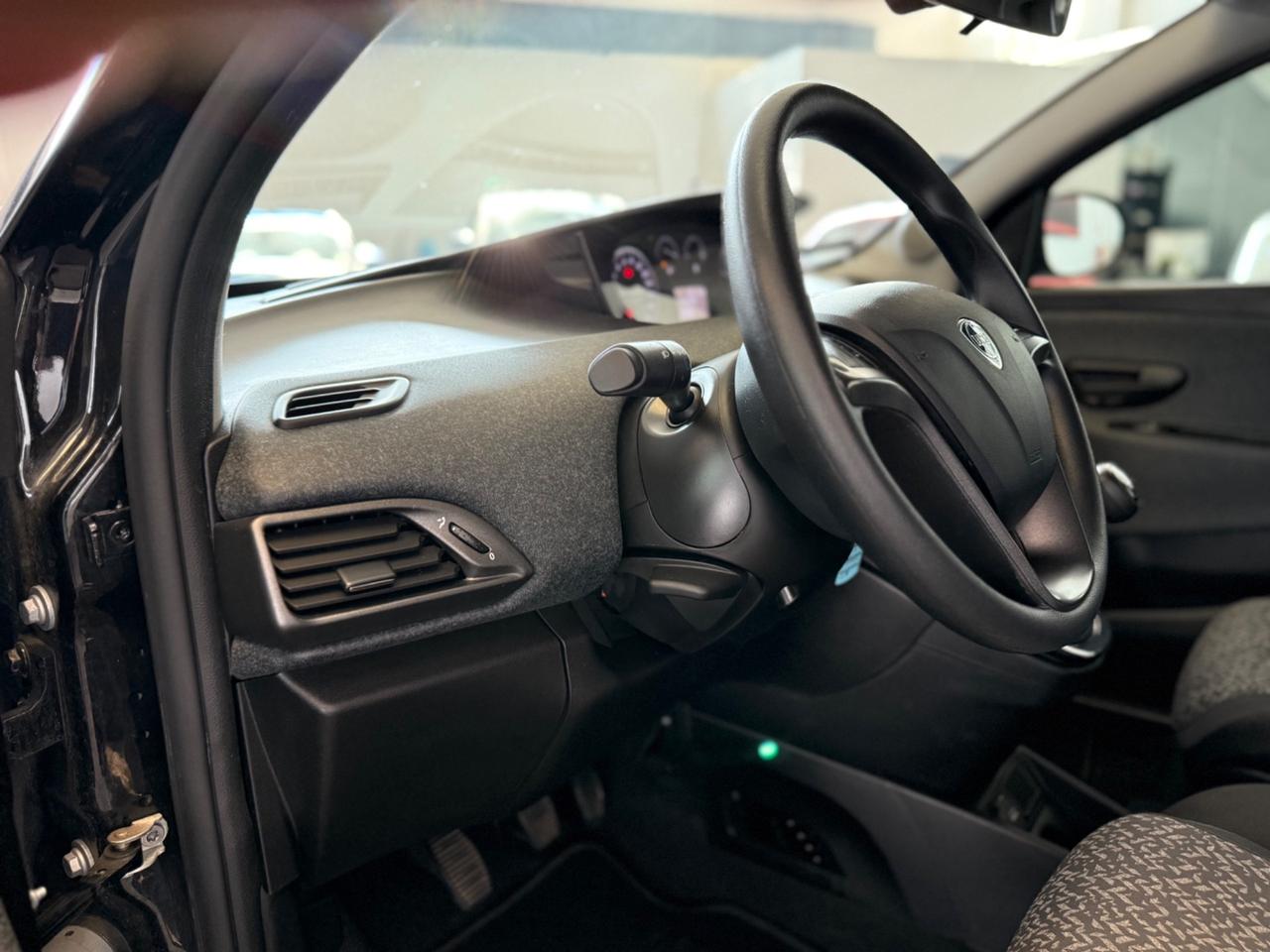 Lancia Ypsilon 1.0 FireFly 5 porte S&S Hybrid Silver