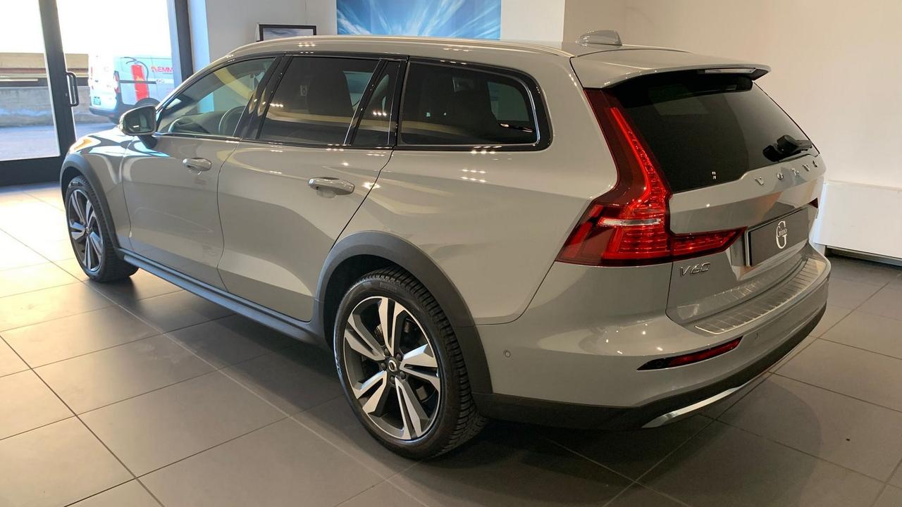 VOLVO V60 II 2023 Cross Country - V60 Cross Country 2.0 b4 Plus awd auto