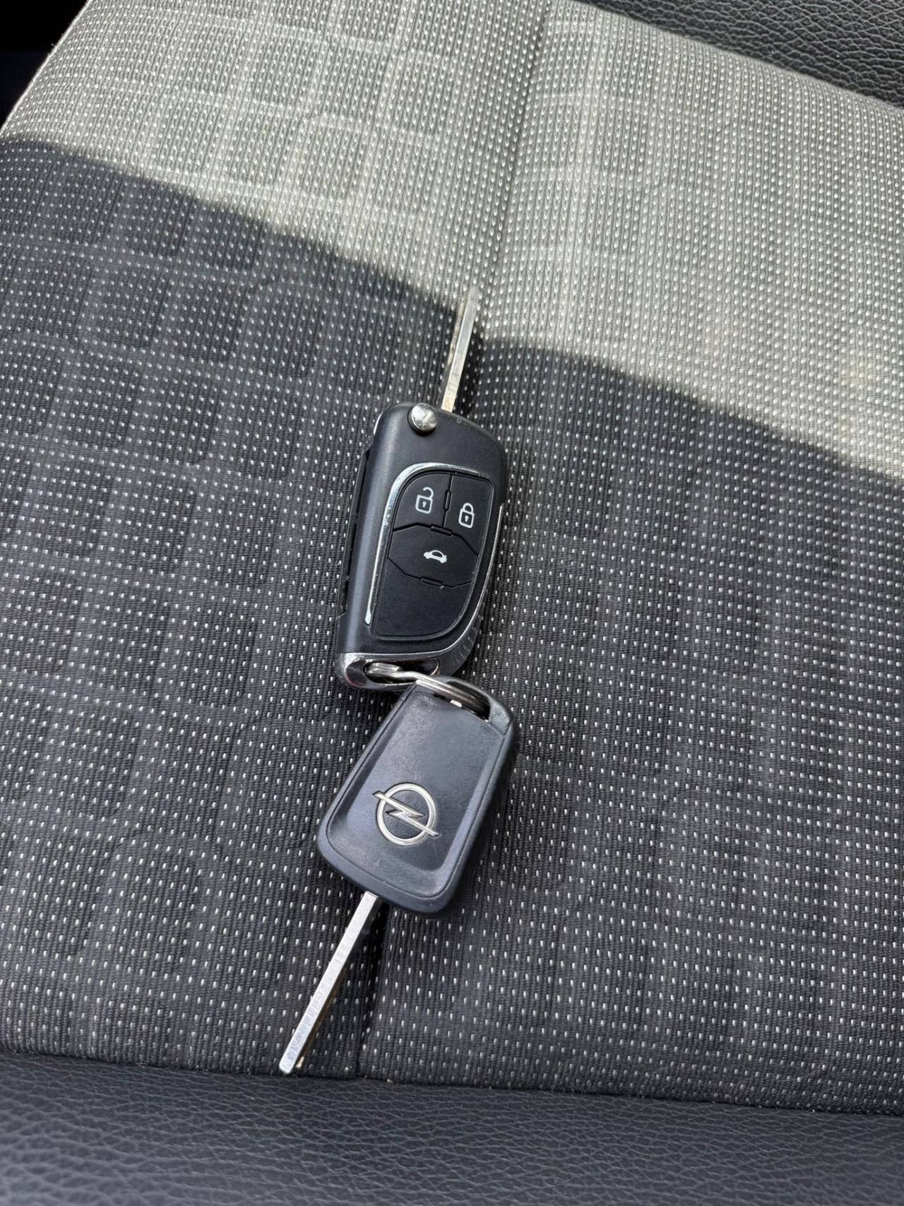 Opel Astra 2.0 CDTI 165CV - Navi-Cerchi 19