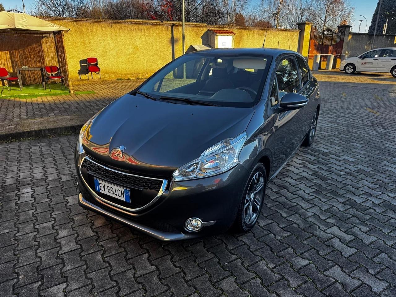 Peugeot 208 1.4 HDi 68 CV 3 porte neopatentati