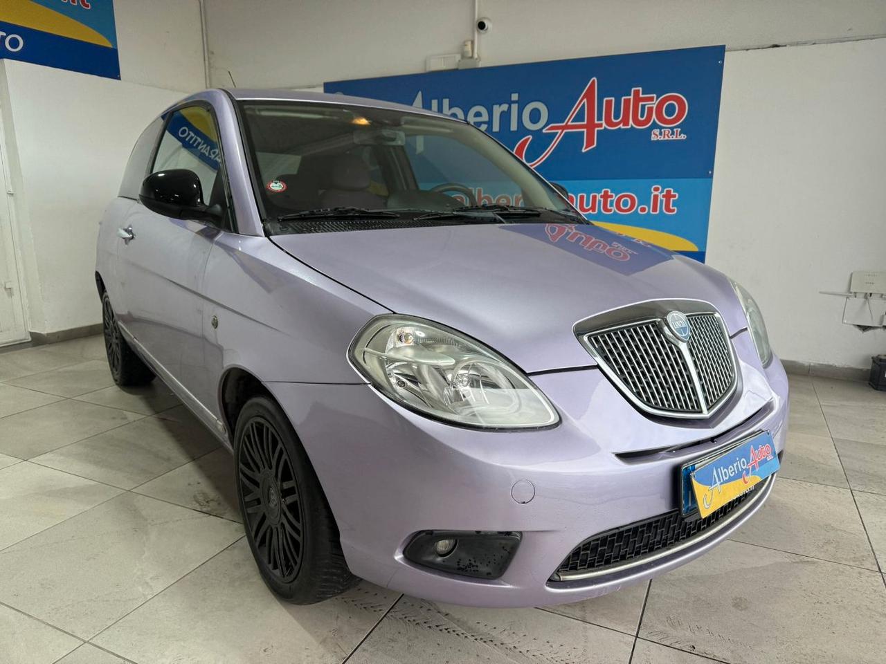 Lancia Ypsilon 1.3 MJT 75 CV Versus