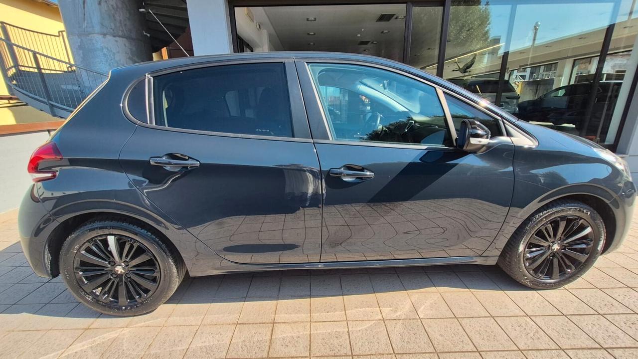 Peugeot 208 PureTech 82 5 porte Black Line