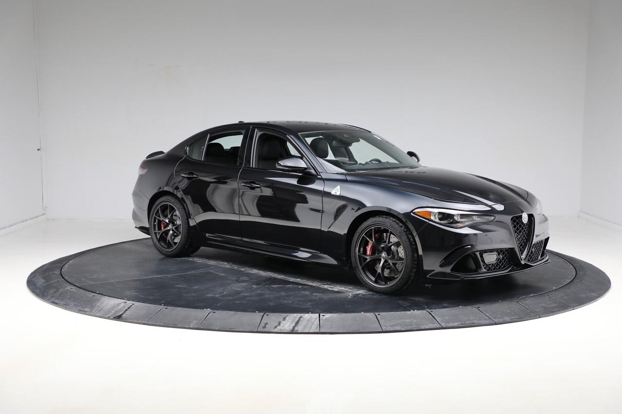 Alfa Romeo Giulia 2.9 V6 Bi-Turbo AT8 Quadrifoglio NOLEGGIO LUNGO TERMINE