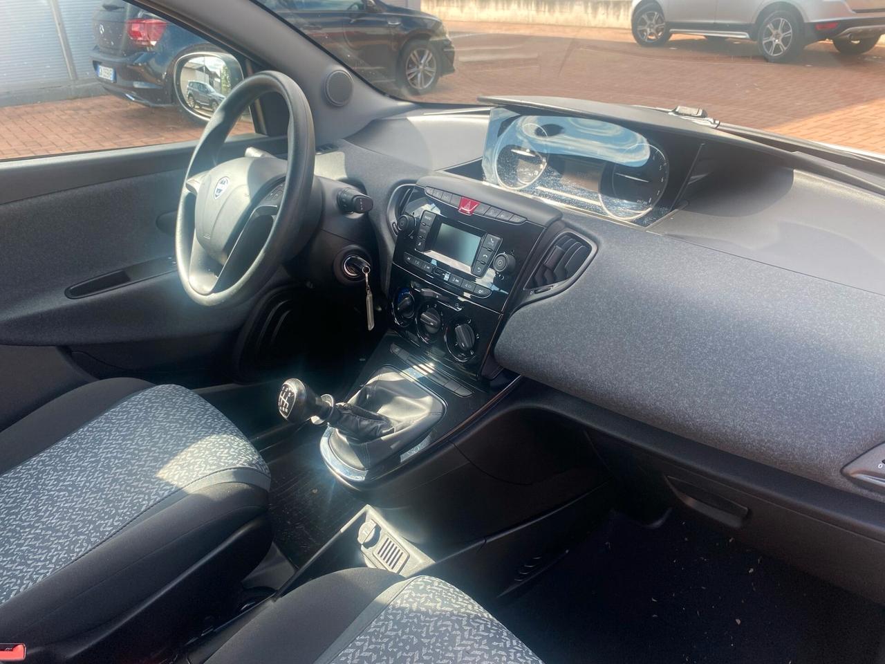 Lancia Ypsilon 1.0 FireFly 5 porte S&S Hybrid Ecochic Silver