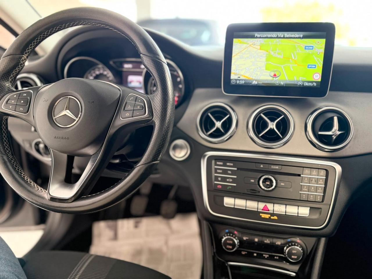MERCEDES GLA 180D PREMIUM NEOPATENTATI