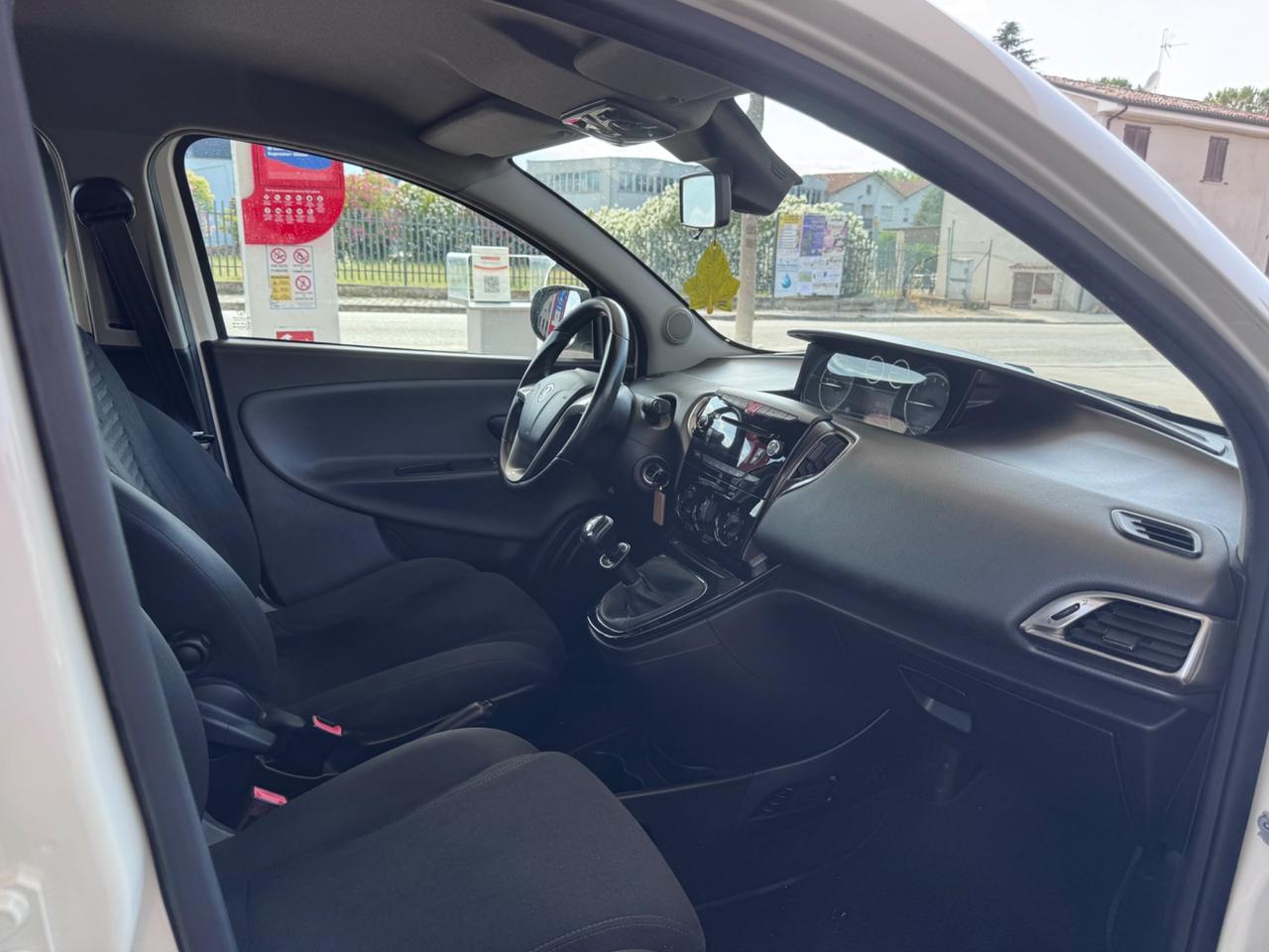 Lancia Ypsilon 0.9 TwinAir 85 CV 5 porte Metano Ecochic Silver