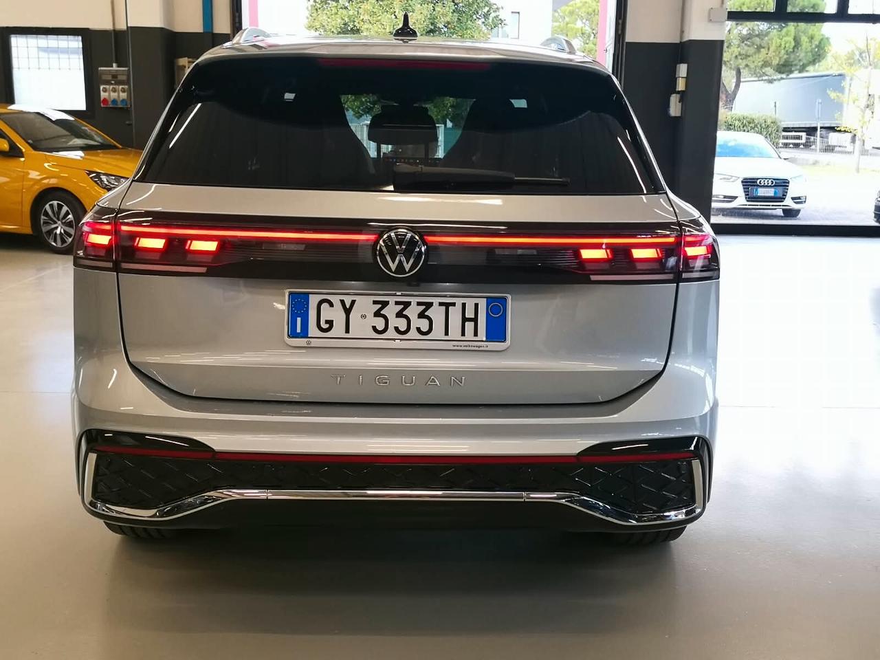 Volkswagen Tiguan 2.0 TDI 150 CV DSG R-Line ***GARANZIA VW***TELECAMERA***