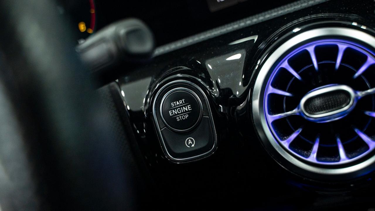 Mercedes-benz A 180 D PREMIUM PLUS AMG TETTO PACK LUCI XENO NAVI PELLE FULL OPTIONAL
