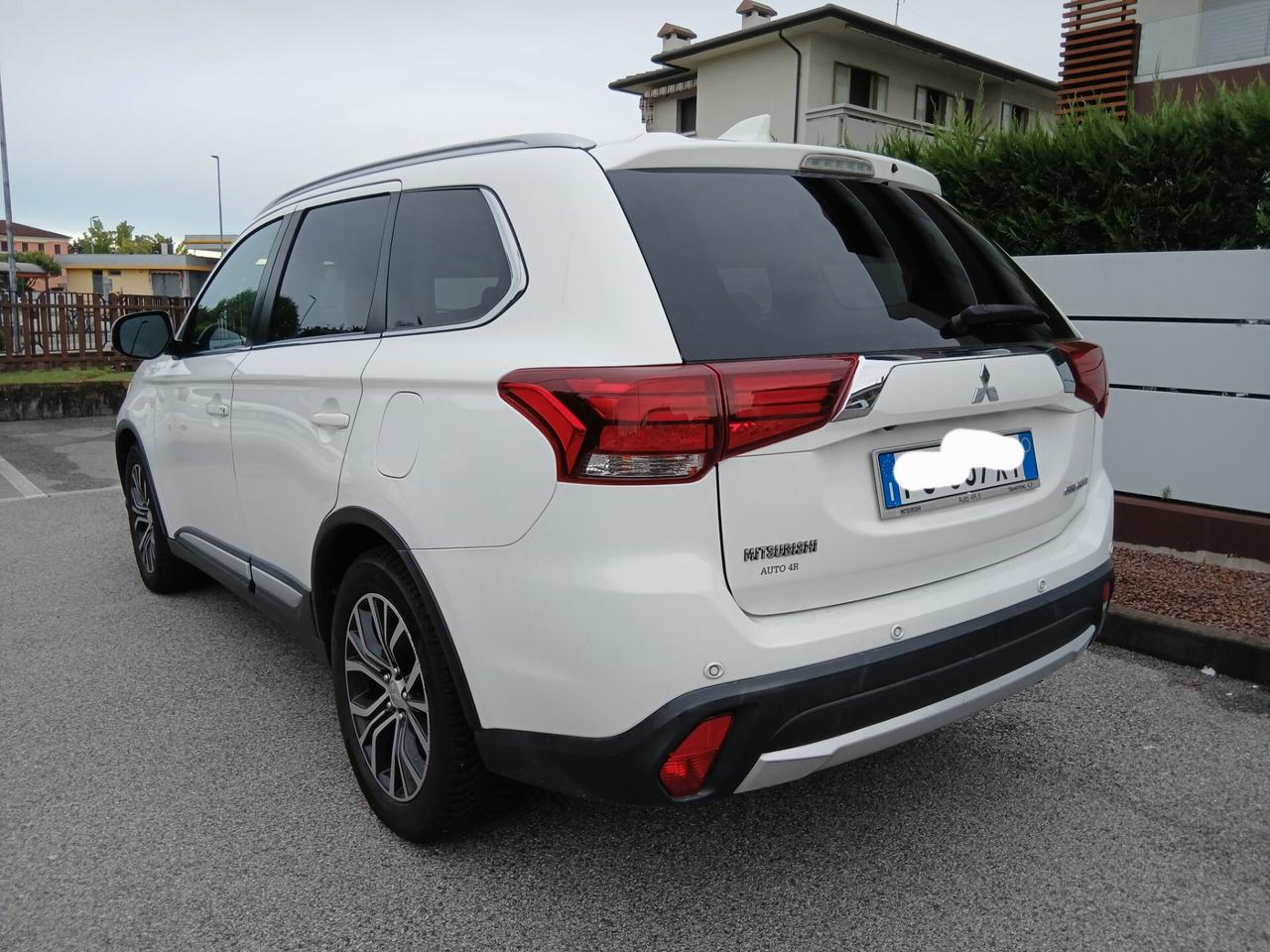 Mitsubishi Outlander 2.2 DI-D 4WD Instyle Plus SDA 7 posti tua a € 199 mese