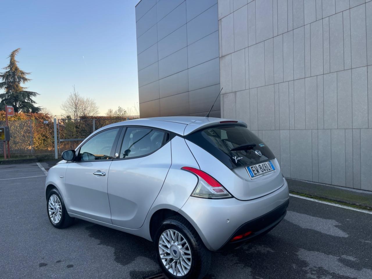 Lancia Ypsilon 0.9 TwinAir 85 CV 5 porte Metano Ecochic Gold