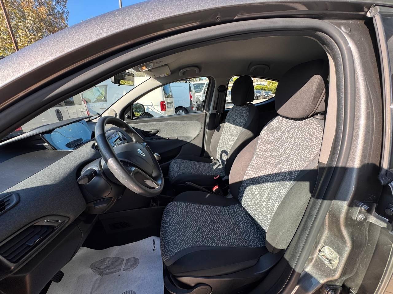 Lancia Ypsilon 1.0 FireFly 5 porte S&S Hybrid Ecochic Silver