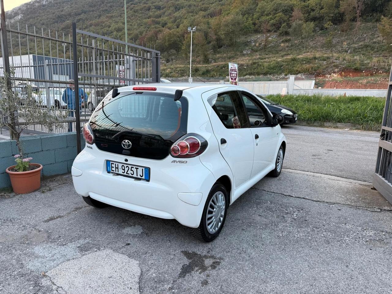 Toyota AYGO 1.0 5 porte Deep Ocean Connect PERFETTA