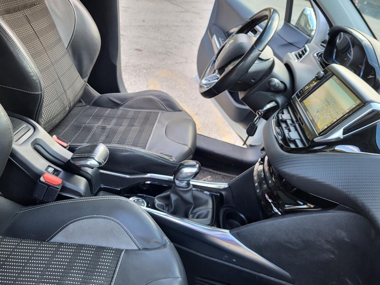 PEUGEOT 2008 1,6 HDI-TETTO PANOR-NAVI-3 REVISIONI
