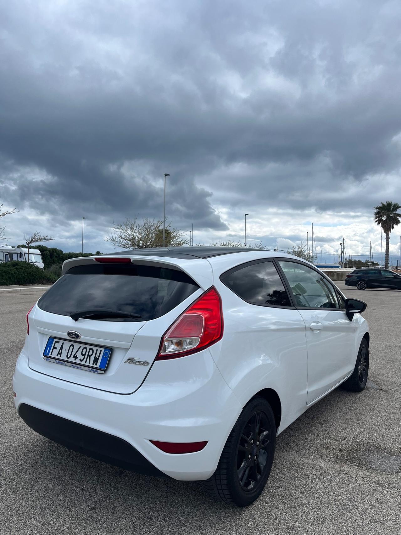 Ford Fiesta 1.5 TDCi 75CV Black & White Edition