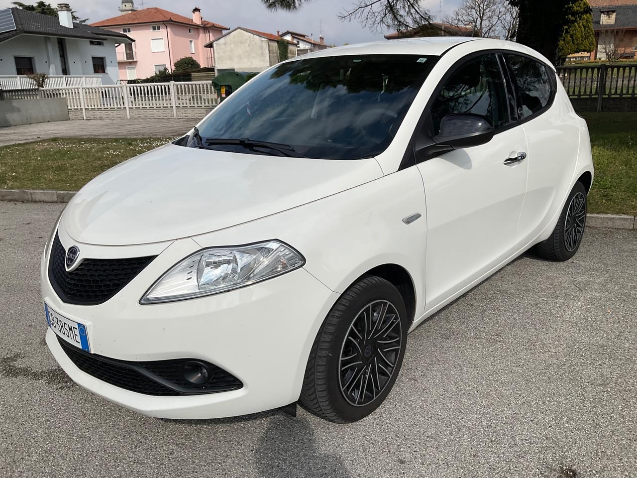 Lancia Ypsilon 1.0 FireFly 5 porte S&S Hybrid Ecochic Gold