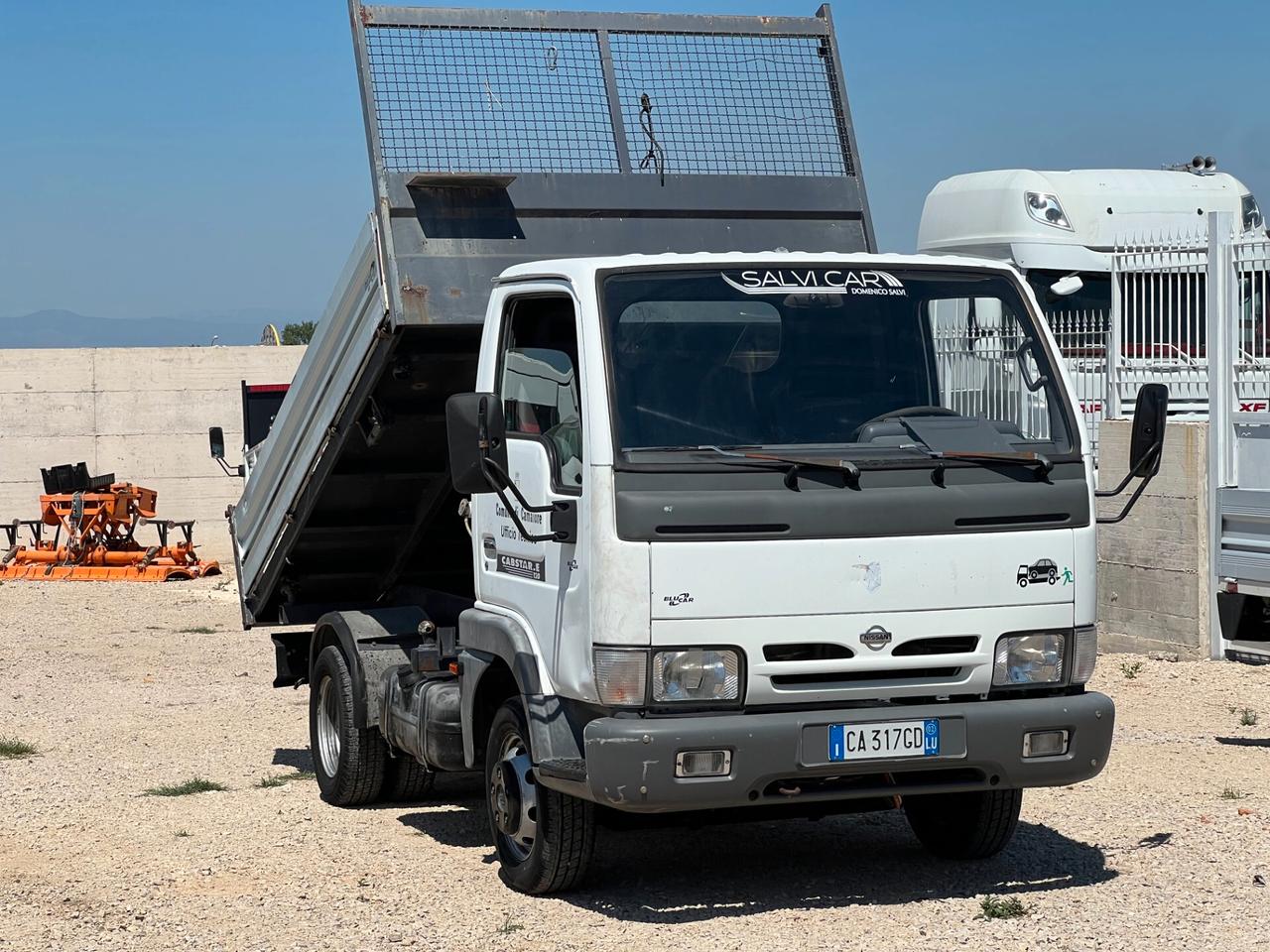 NISSAN CABSTAR. 35.12 RIBALTABILE TRILATERALE CON OMOLOGAZIONE GANCIO TRAINO