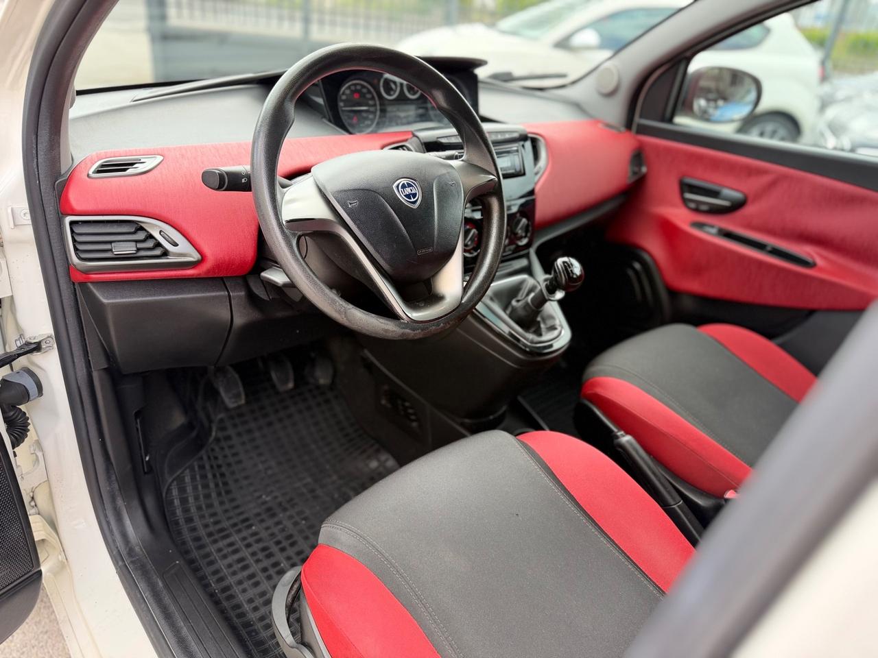 Lancia Ypsilon 0.9 TwinAir 85 CV 5 porte Metano Ecochic Silver