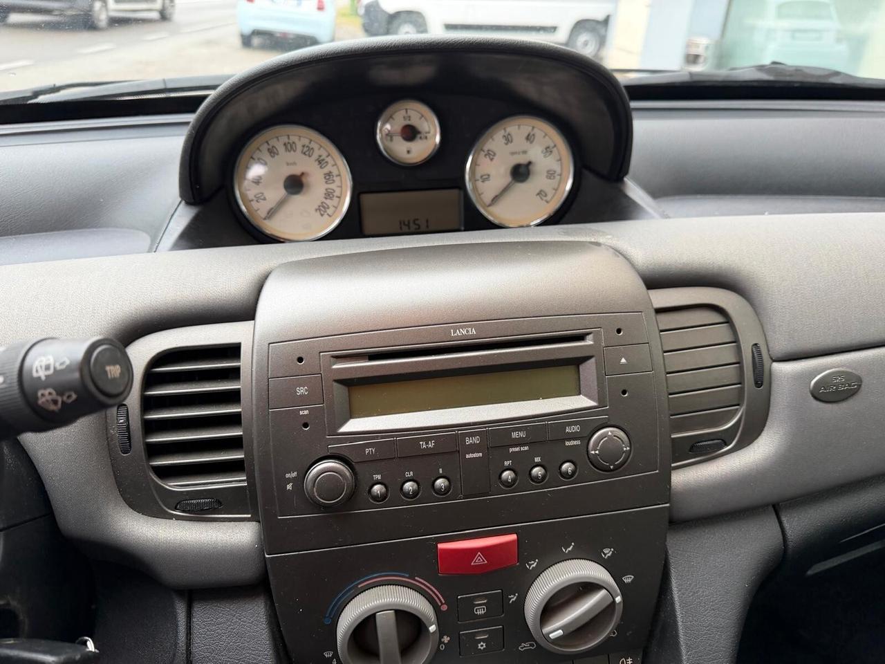 Lancia Ypsilon 1.2 benzina, b-color