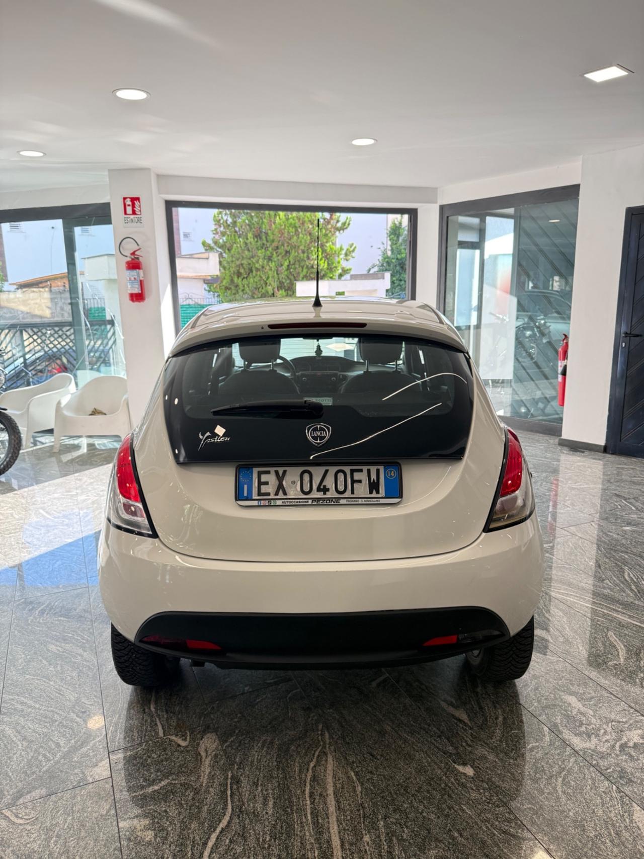 Lancia Ypsilon 0.9 TwinAir 85 CV 5 porte Metano Ecochic Silver