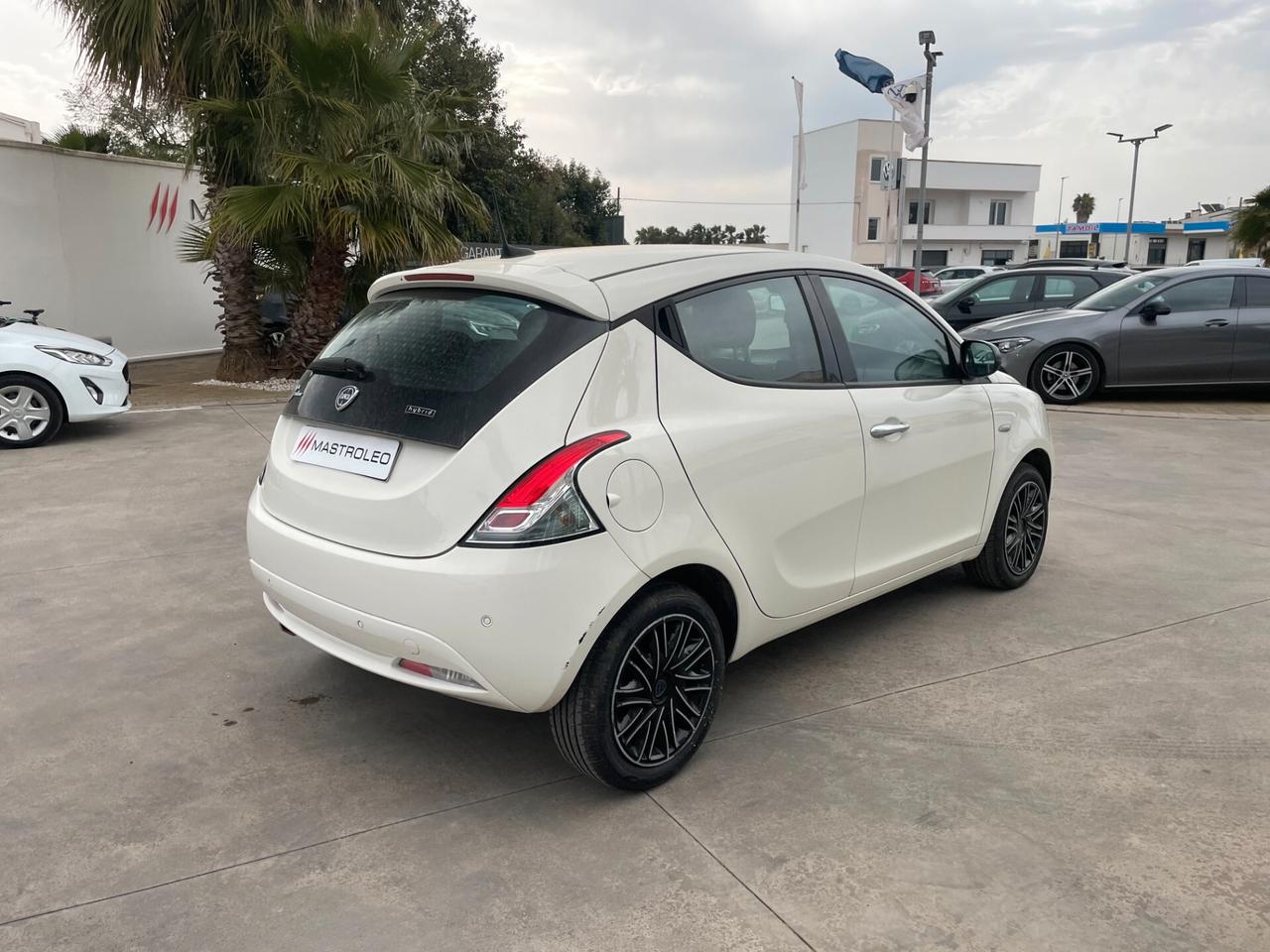 Lancia Ypsilon 1.0 FireFly 5 porte S&S Hybrid Silver