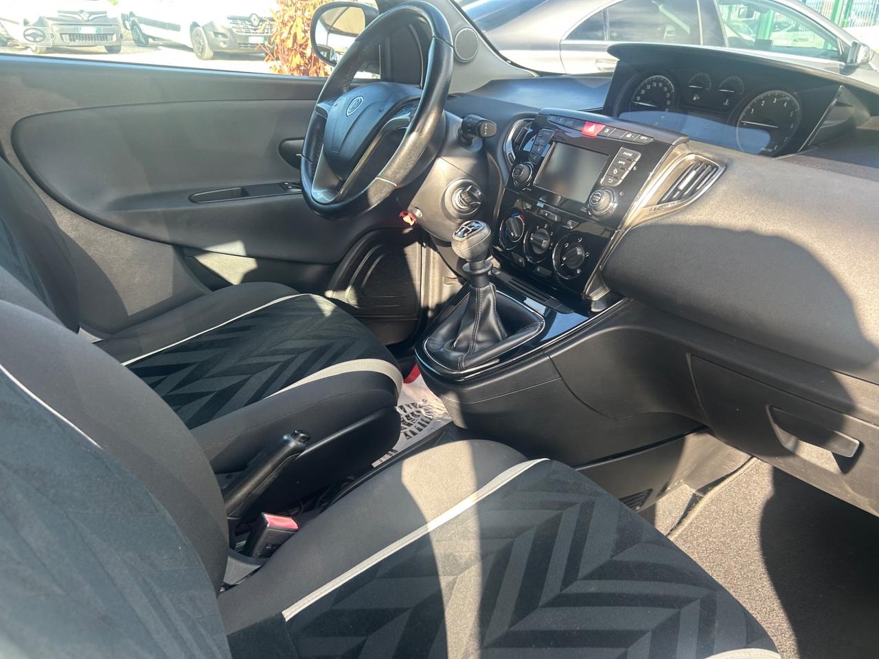 Lancia Ypsilon 1.2 69 CV 5 porte Platinum