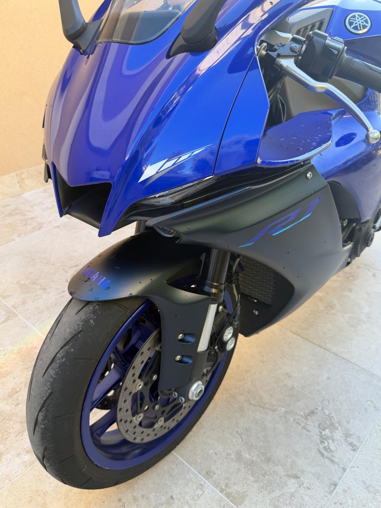Yamaha YZF R1 Full