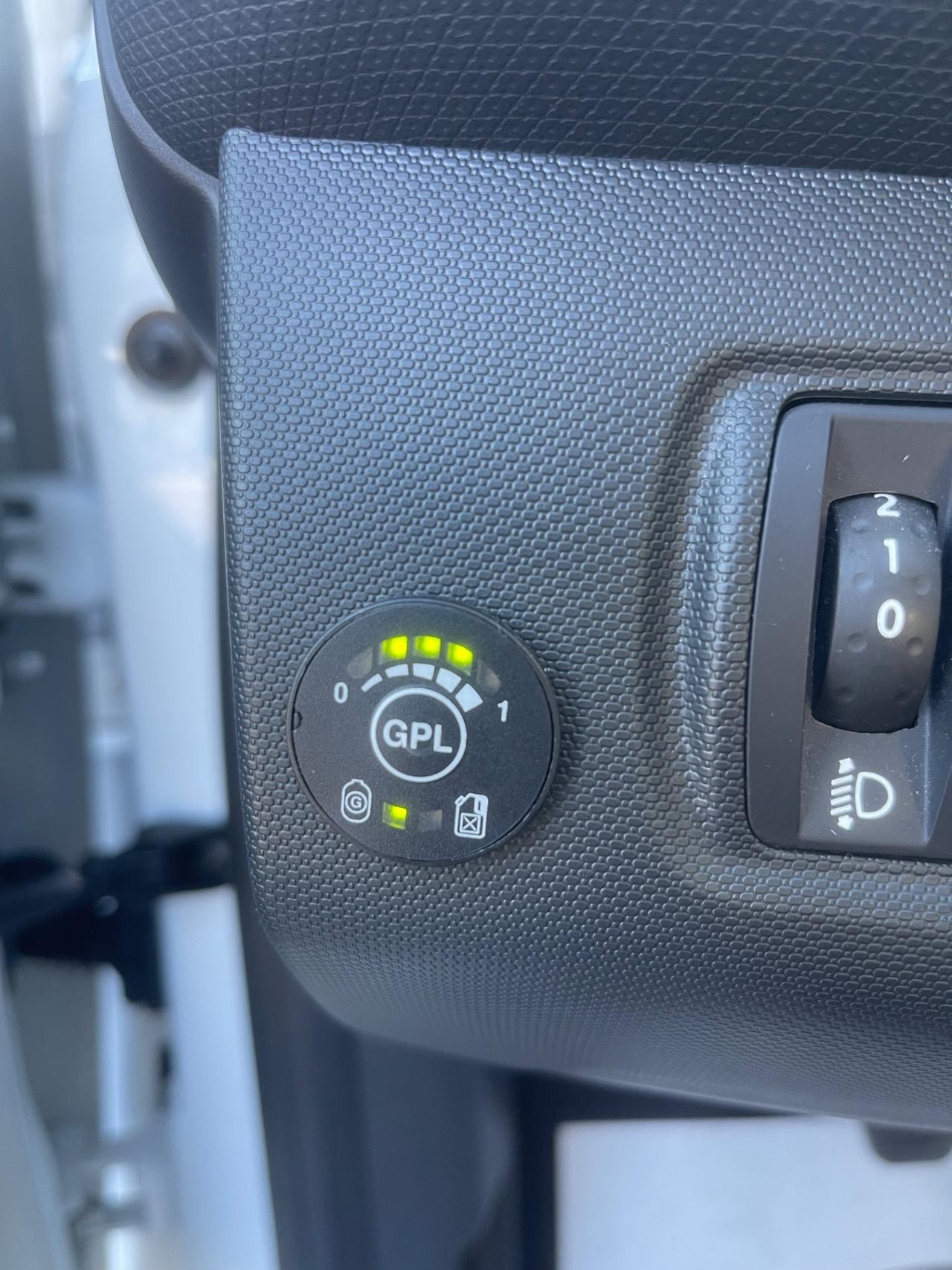 Renault Clio 1.2 75CV GPL 5 porte Costume National