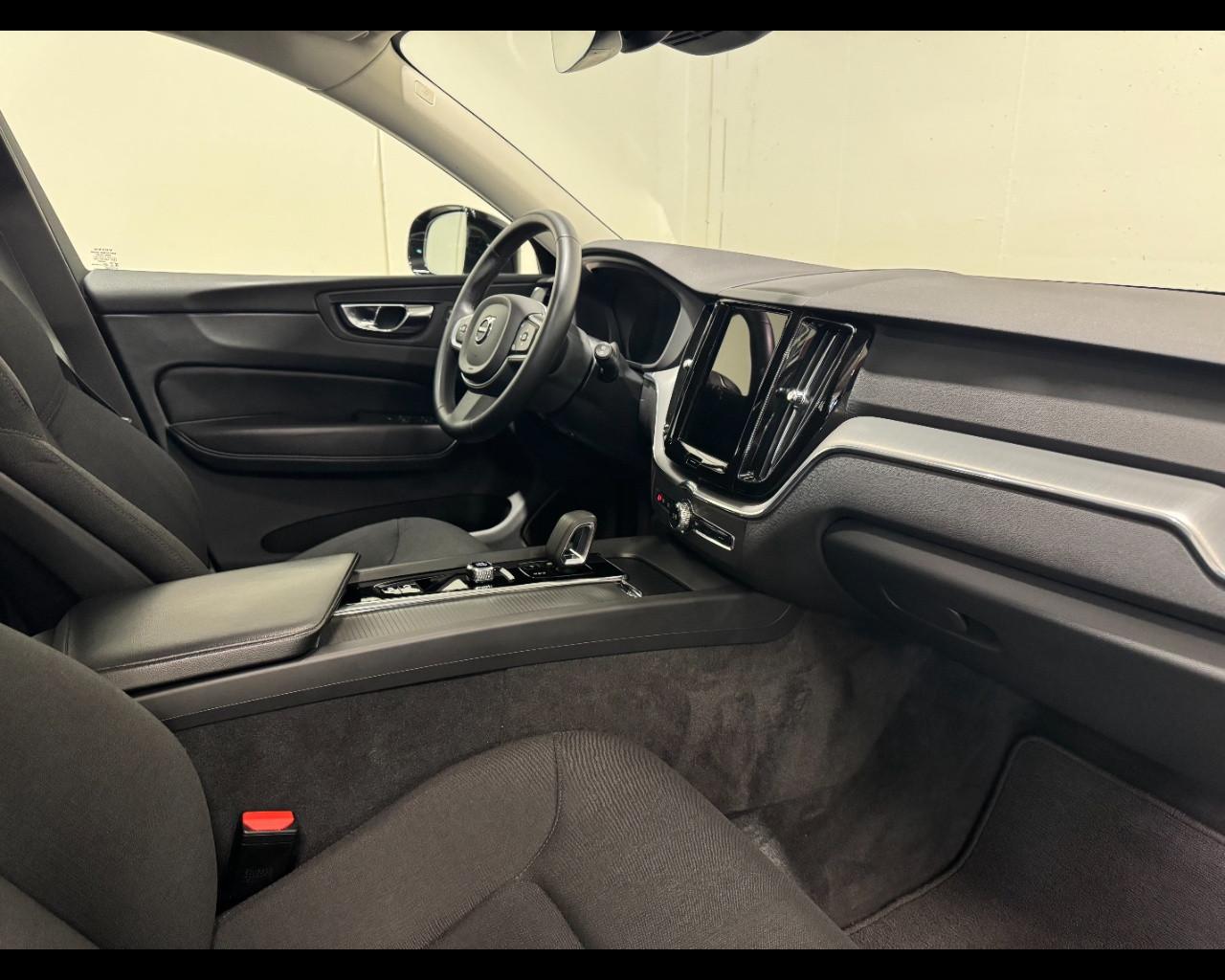 VOLVO XC60 B4 MOMENTUM PRO AUTO