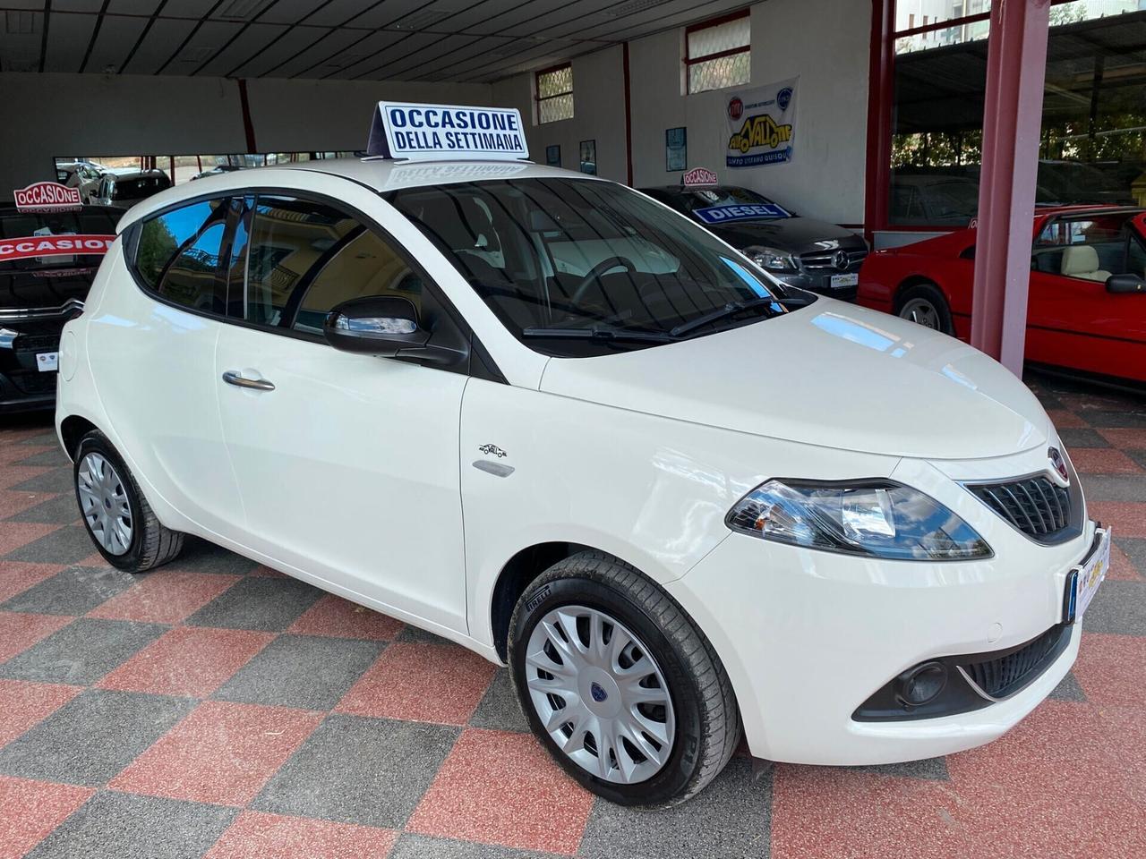 Lancia Ypsilon 1.0 Hybrid Silver