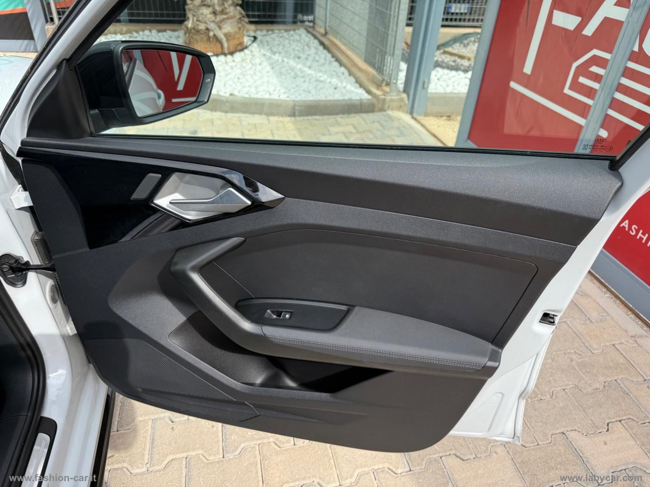 AUDI A1 SPB 30 TFSI Identity Black / S line edition
