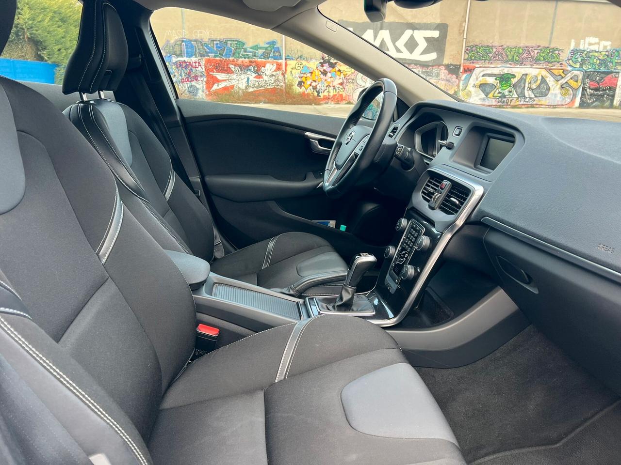 Volvo V40 D2 R-design Momentum 2016