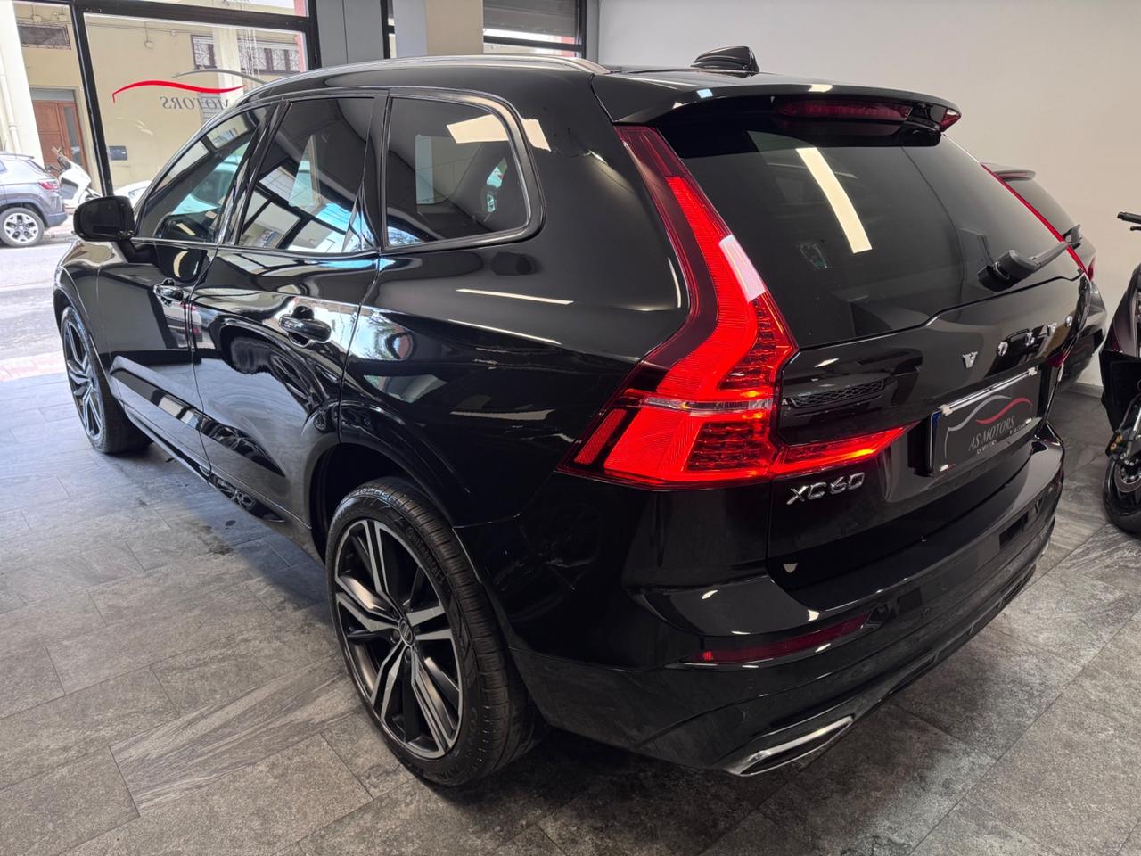 Volvo XC60 2.0 190 D4 AWD R-design IVA esposta