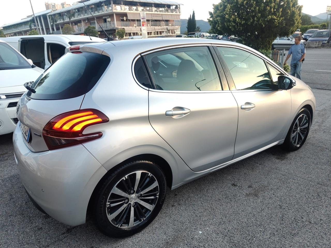 Peugeot 208 PureTech 82 5 porte Allure