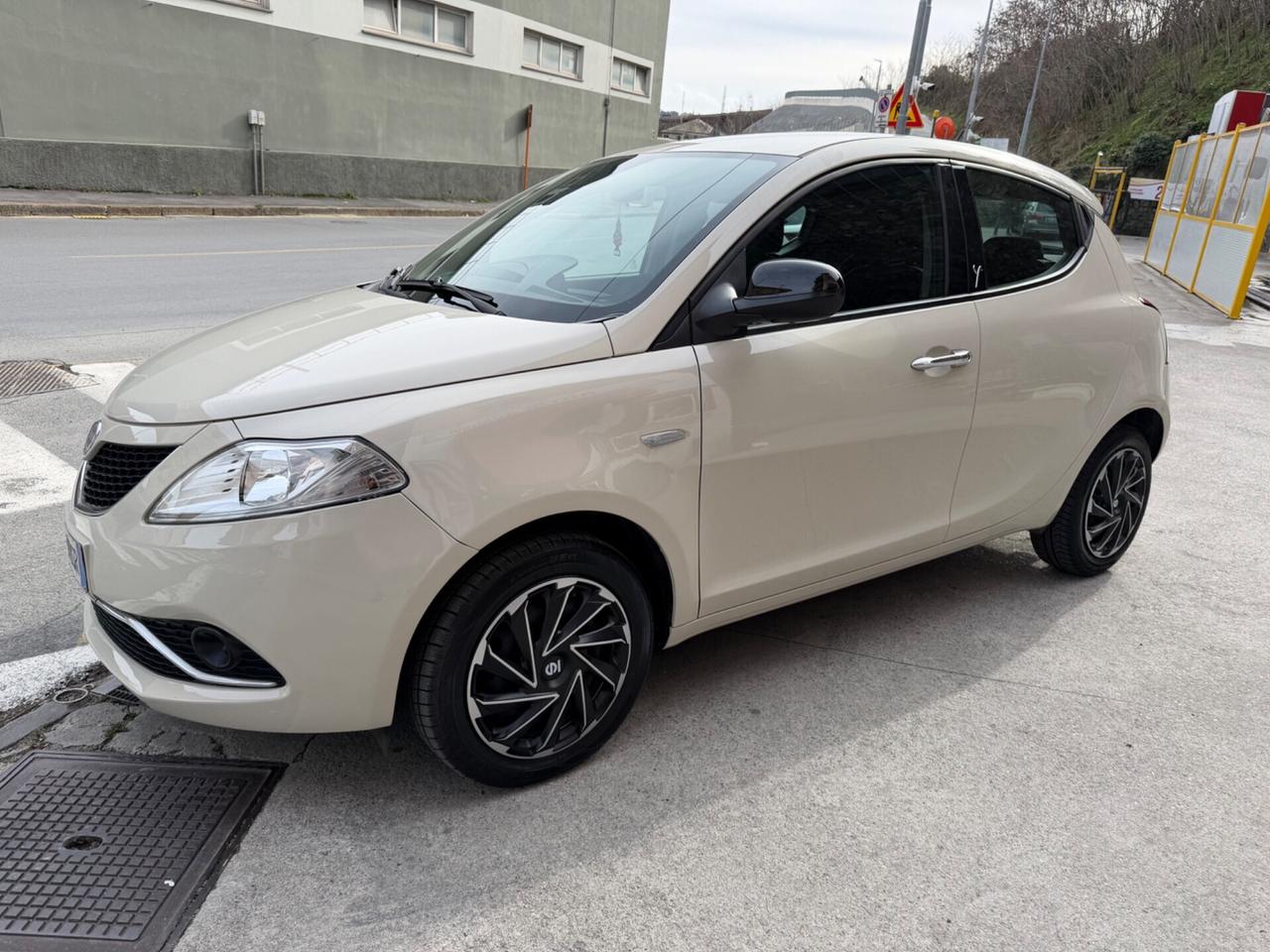 LANCIA YPSILON 1.2 NEOPATENTATI KM 26 MILA !!!
