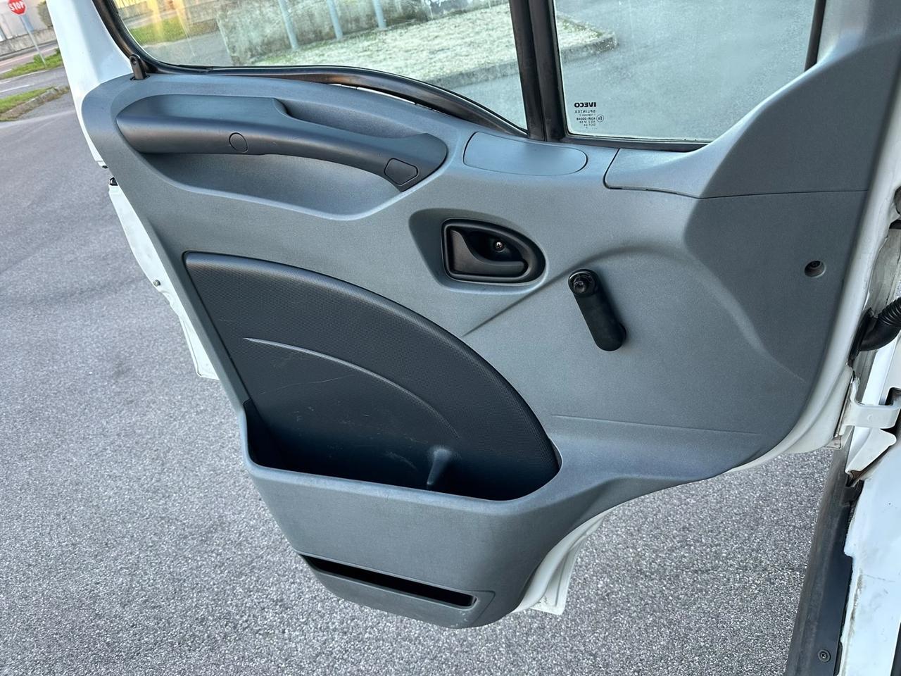 Iveco 35c15 con pedana