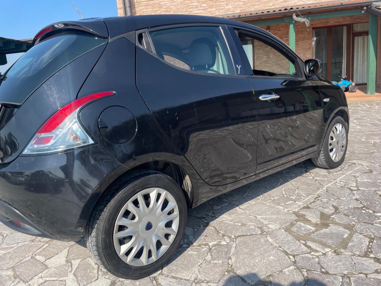 Lancia Ypsilon 1.2 69 CV 5 porte S&S Platinum neopatentati