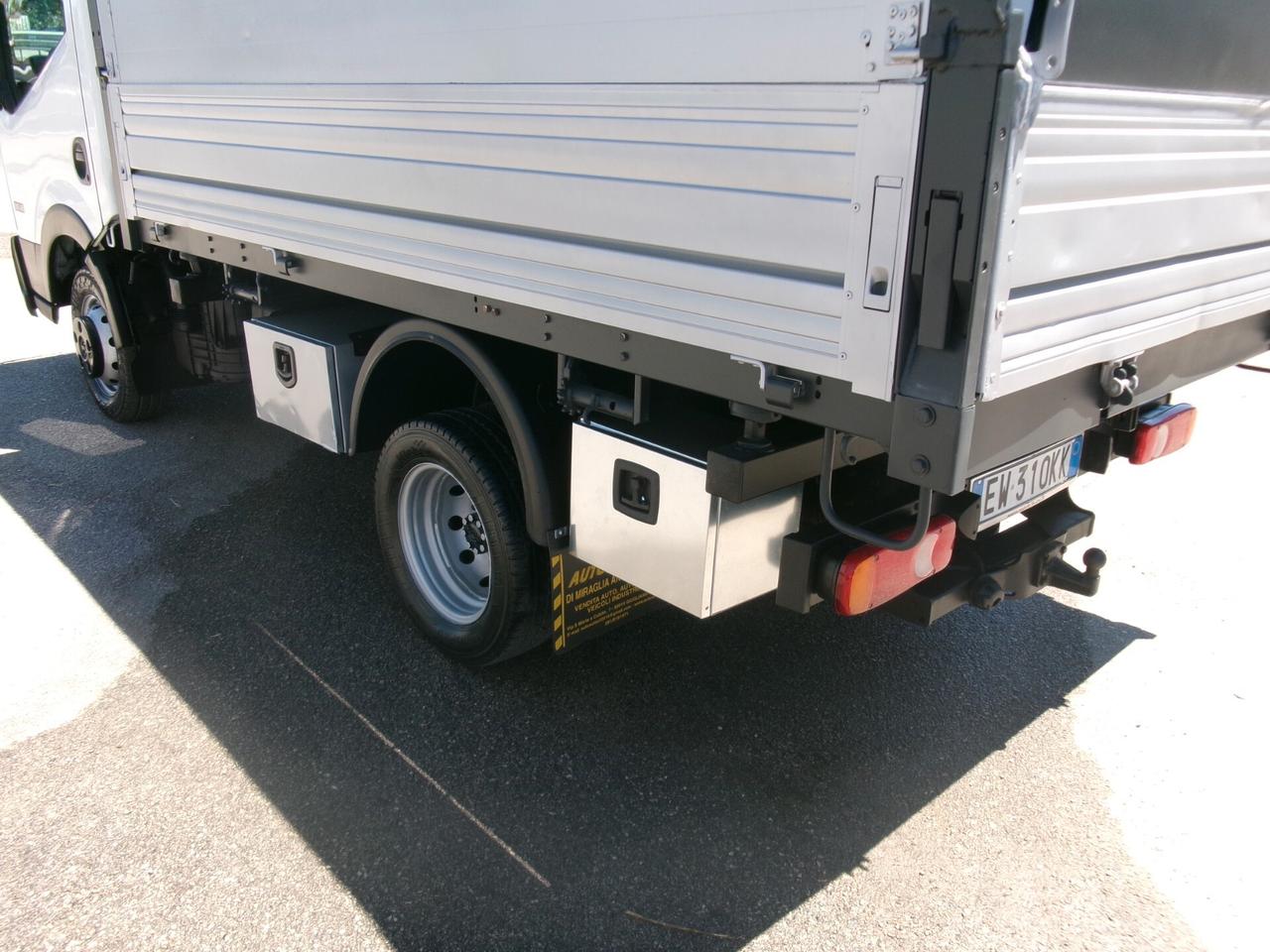 Nissan Cabstar NT 400 35-12 E5 RIBALTABILE TRILATERALE CON SOVRASPONDE GANCIO TRAINO