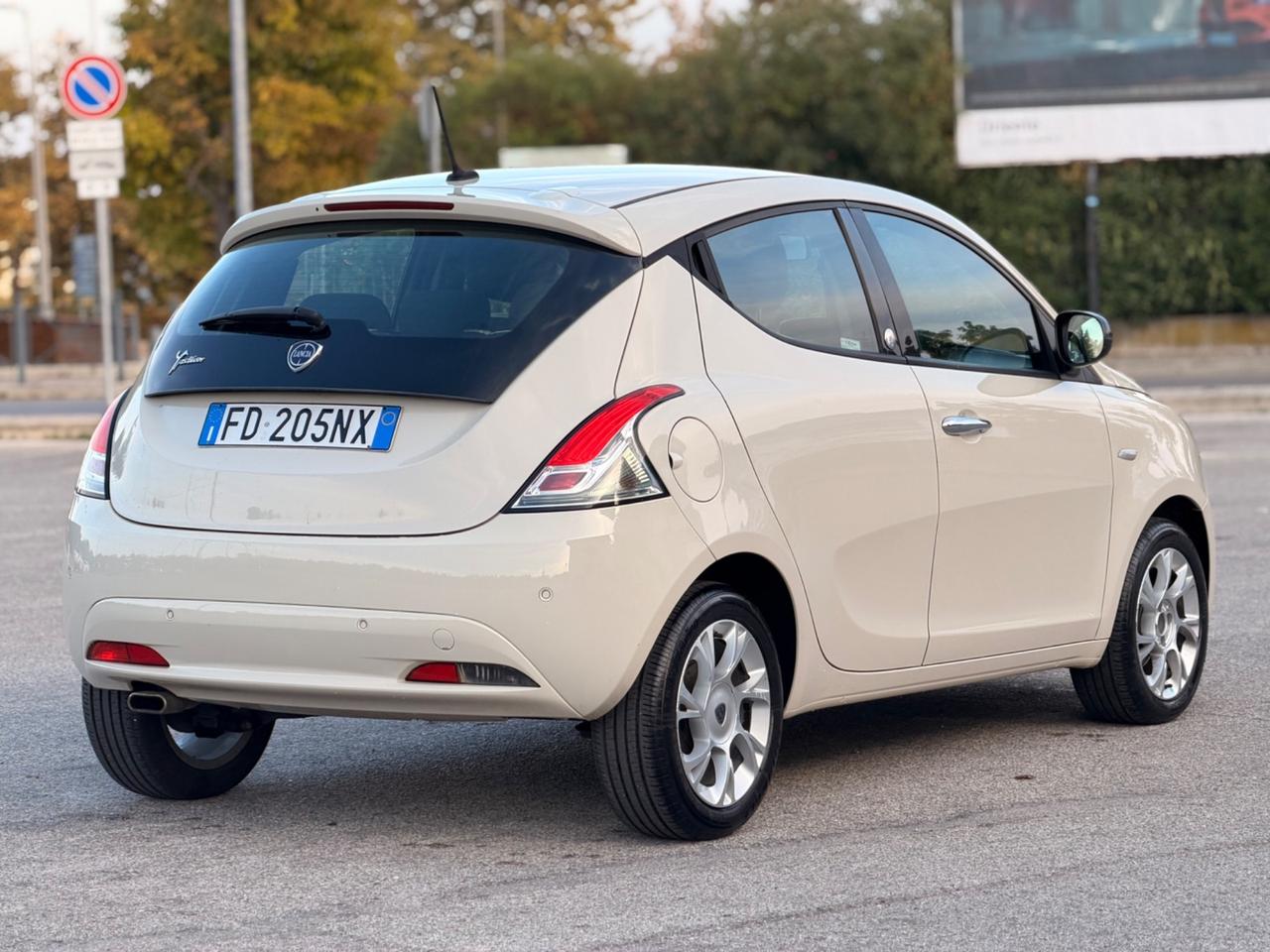 Lancia Ypsilon 1.2 69 CV 5 porte GPL Ecochic Gold
