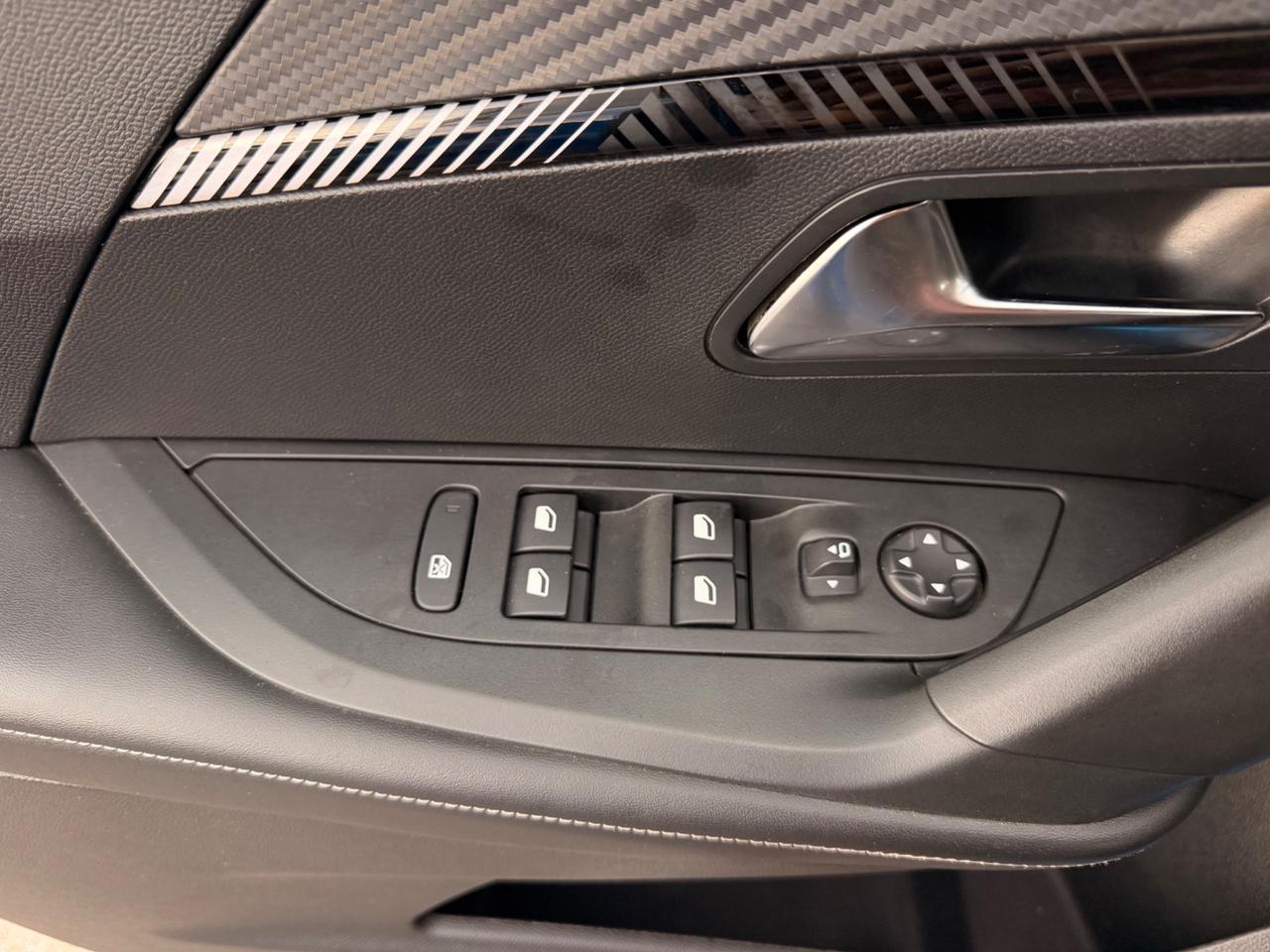 Peugeot 2008 1.5 BlueHDi 130 EAT8 Allure navi cockpit