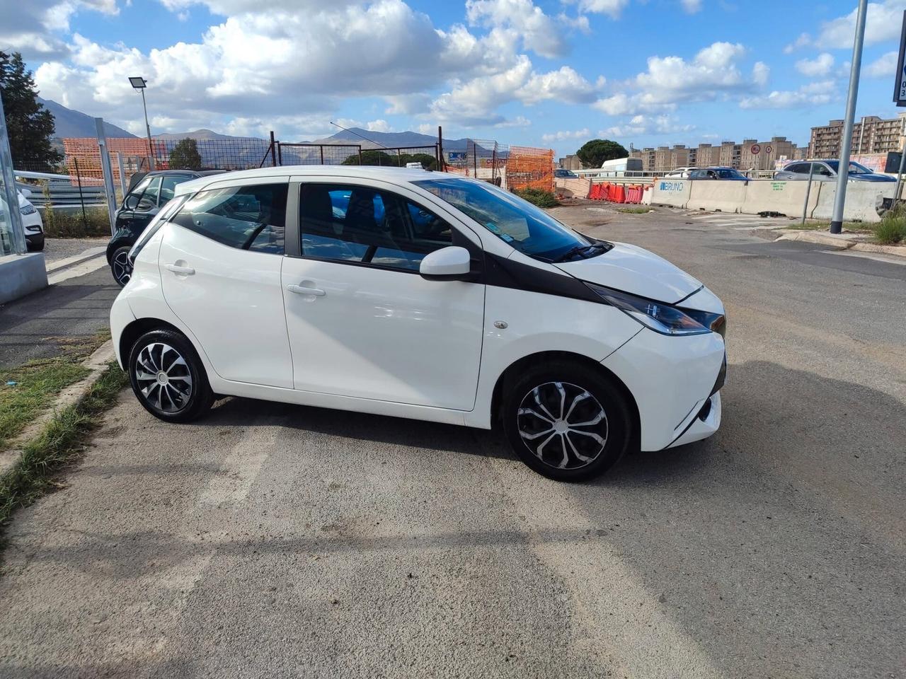 Toyota Aygo 1.0 VVT-i 69 CV 5 porte x-play