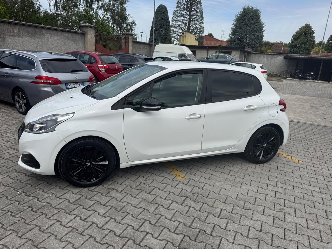 Peugeot 208 PureTech 82 5 porte neopatentati