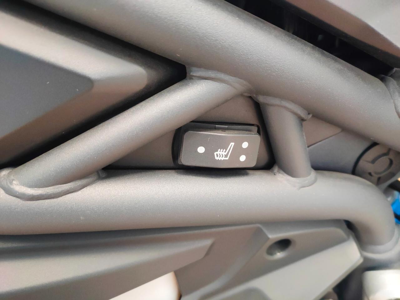 Triumph Tiger Explorer XC con tris bauletti GIVI