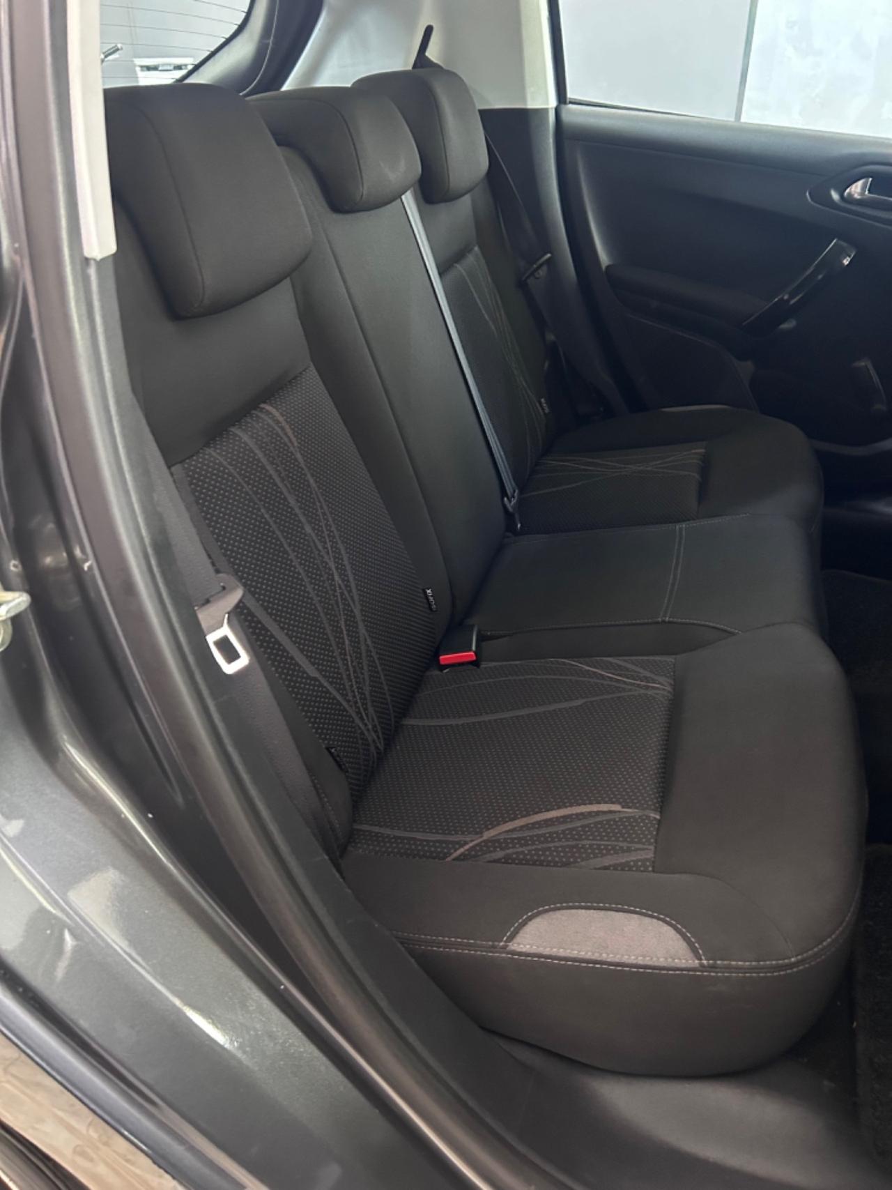 Peugeot 208 1.4 HDi 68 CV 5 porte Allure