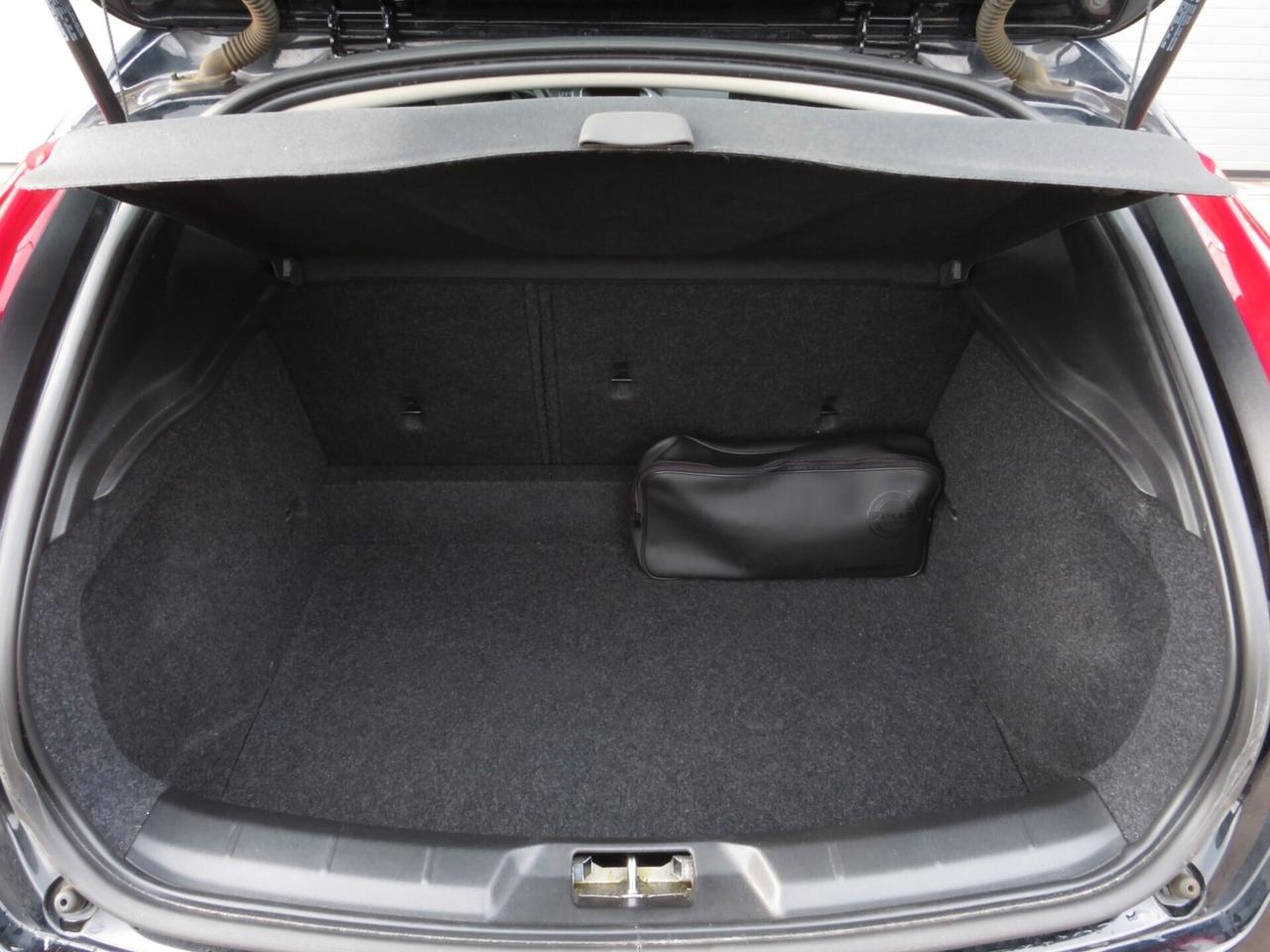 Volvo V40 2.0 d2 Business. km 49.000. fari led/doppi sensori