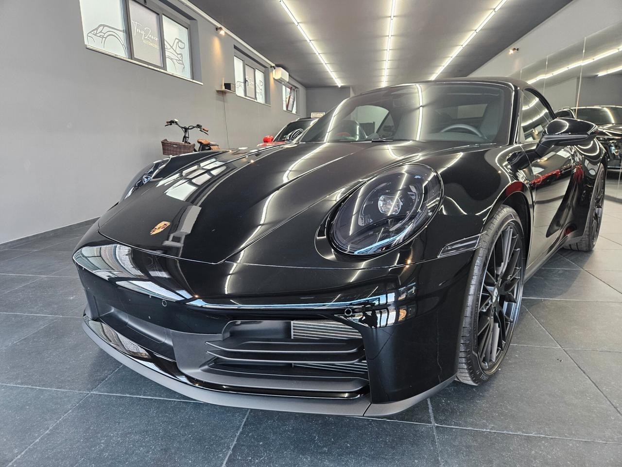 Porsche 992 CARRERA 992.2 CABRIO BLACK DAYTONA