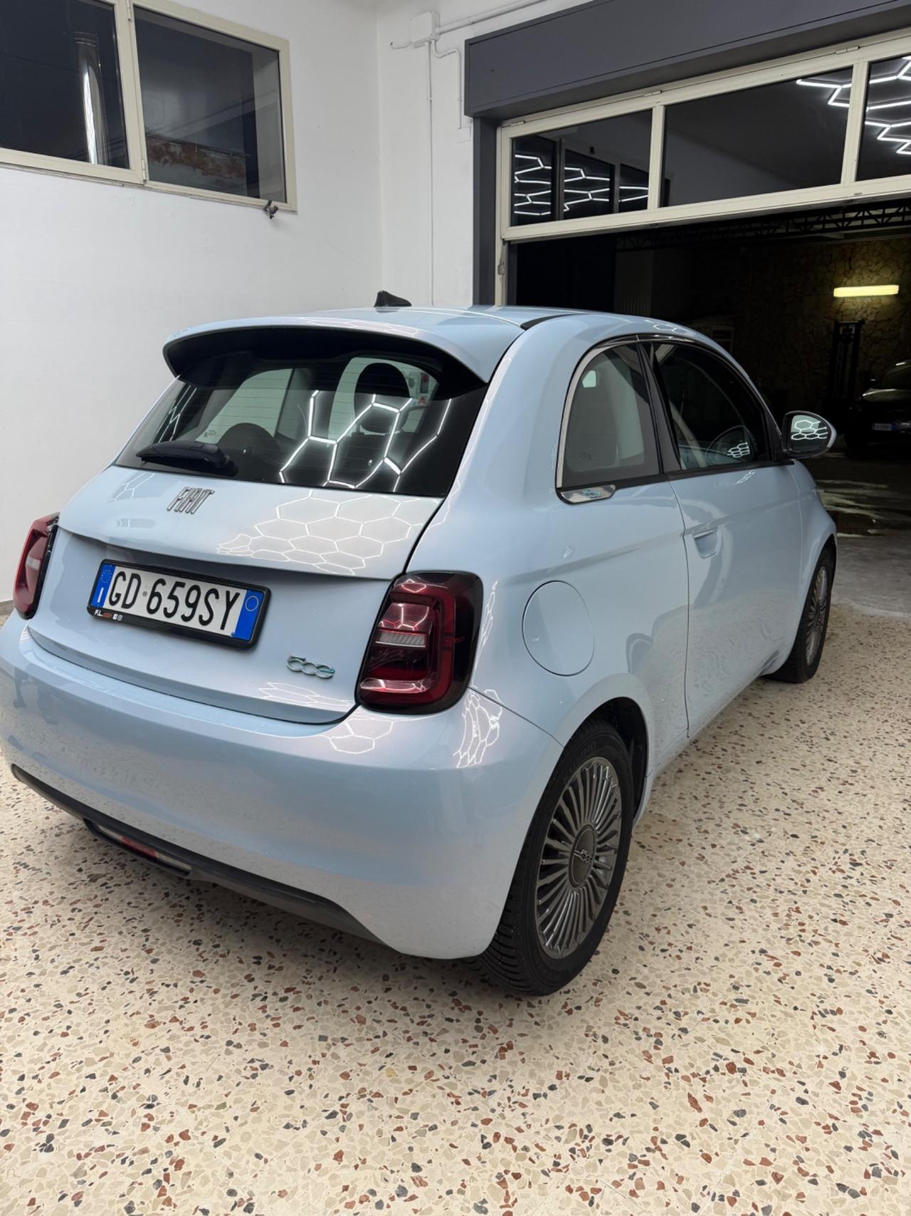Fiat 500 500e Berlina 42 kWh La Prima