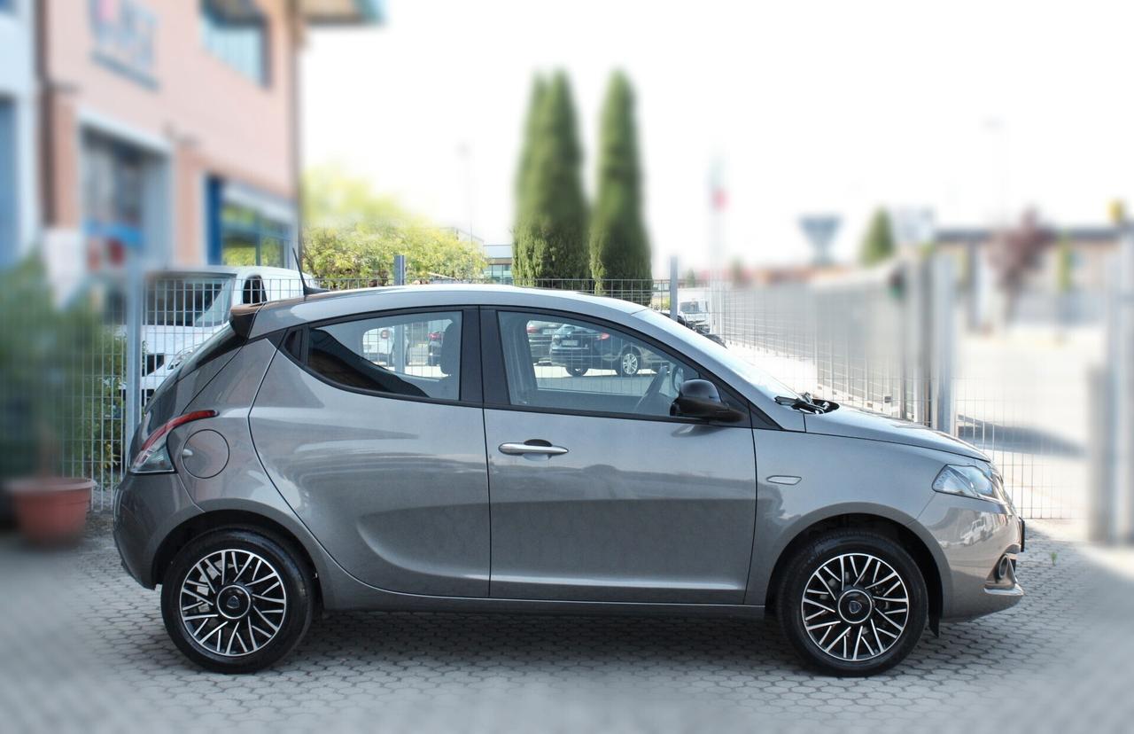 Lancia Ypsilon 1.0 FireFly 5 porte S&S Hybrid Platino-OK NEOPATENTATI