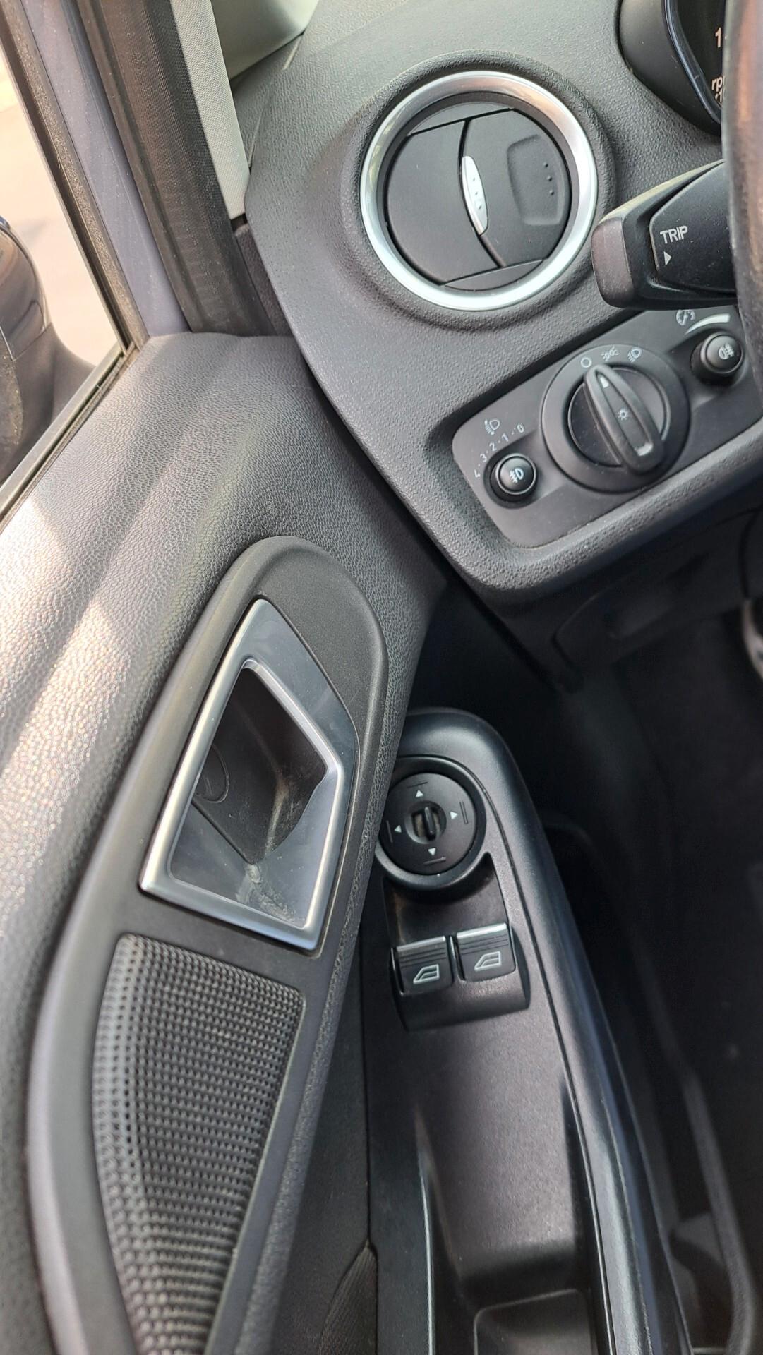 Ford Fiesta 1.5 TDCi 75CV 5 porte gancio di traino