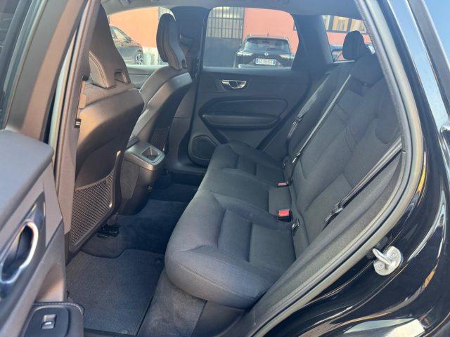 VOLVO XC60 B4(d) 197CV AUT. Mom.Core (AUTOCARRO N1)